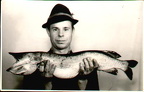 1960, Anton Foidl mit schönem Hecht aus der Enns