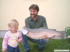 Auch Töchterchen Susanne freut sich über den 74 cm langen und 5,10 kg schweren Fisch