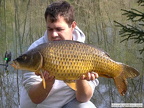16. April 2009, Dechlerlacke: Nach dem langen Winter sind die Karpfen wieder in Fresslaune, Dietmar Stock mit einem 71 cm langen und 6,10 kg schweren Schuppler