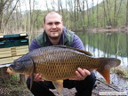 19. April 2009, Dechlerlacke: Toller Saisonstart für Thomas Schuster. Eine 7 kg schweren Schuppenkarpfen