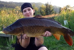 5. Juni 2015: Gamperlacke: Dieser Schuppenkarpfen brachte 8,30 kg auf die Waage, gefangen von Sarah Stock.