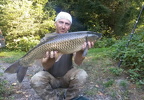 29. August 2015: Dechlerlacke: Manfred Rieger mit einem prächtigen Amurkarpfen mit einer Länge von 80 cm und einem Gewicht von 6,10 kg.
